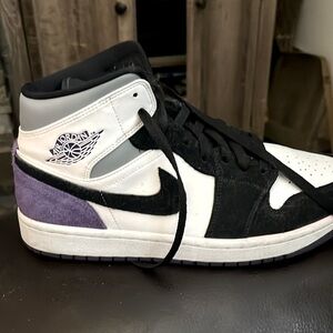 Popular men’s Jordan 1 Mid
SE Purple
